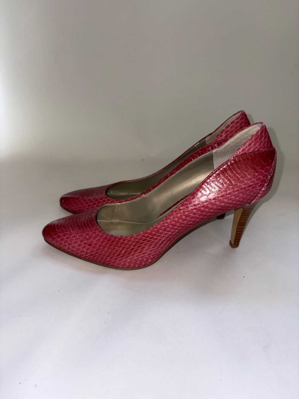 Bandolino Red Snakeskin Pointed-Toe Pumps Size 8.5 - Picture 4 of 7
